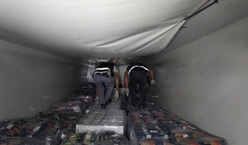 Kocaeli'de durdurulan tırda 95 bin paket elektronik sigara tütünü ele geçirildi