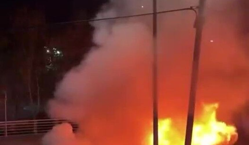 Kocaeli'de iki ayrı araç yangını: Otomobil ve tır dorsesi alev aldı