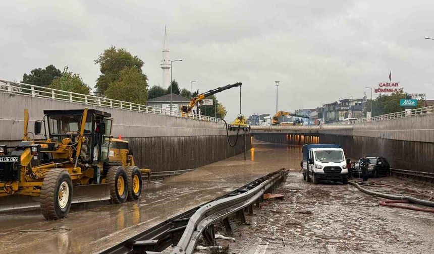 Kocaeli'de sağanak gece boyu dinmedi, kentin birçok noktasını su bastı