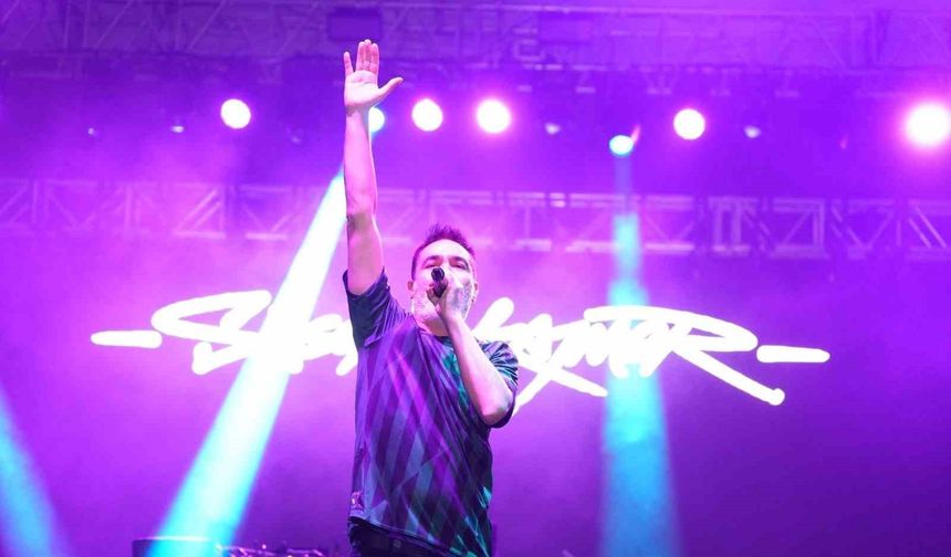 Sagopa Kajmer konserinde binlerce kişi yağmur altında Cumhuriyet coşkusunu yaşadı