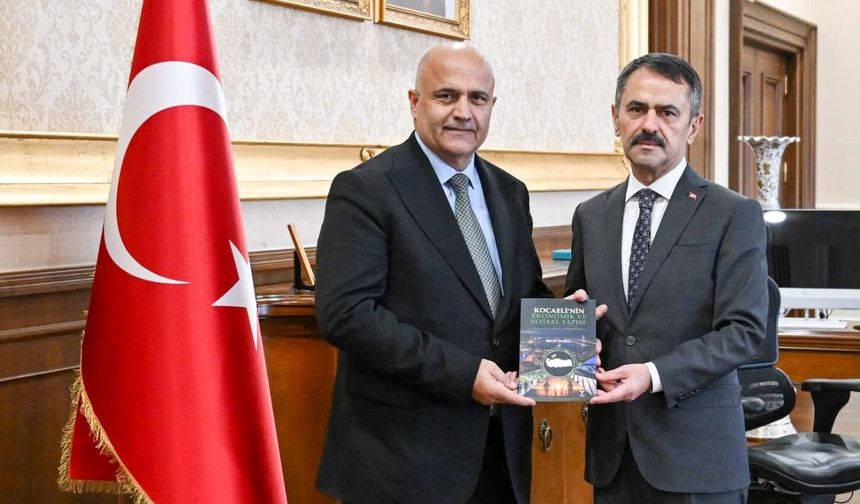 Başkan Durul, Kitabını  Vali Aktaş’a Hediye Etti