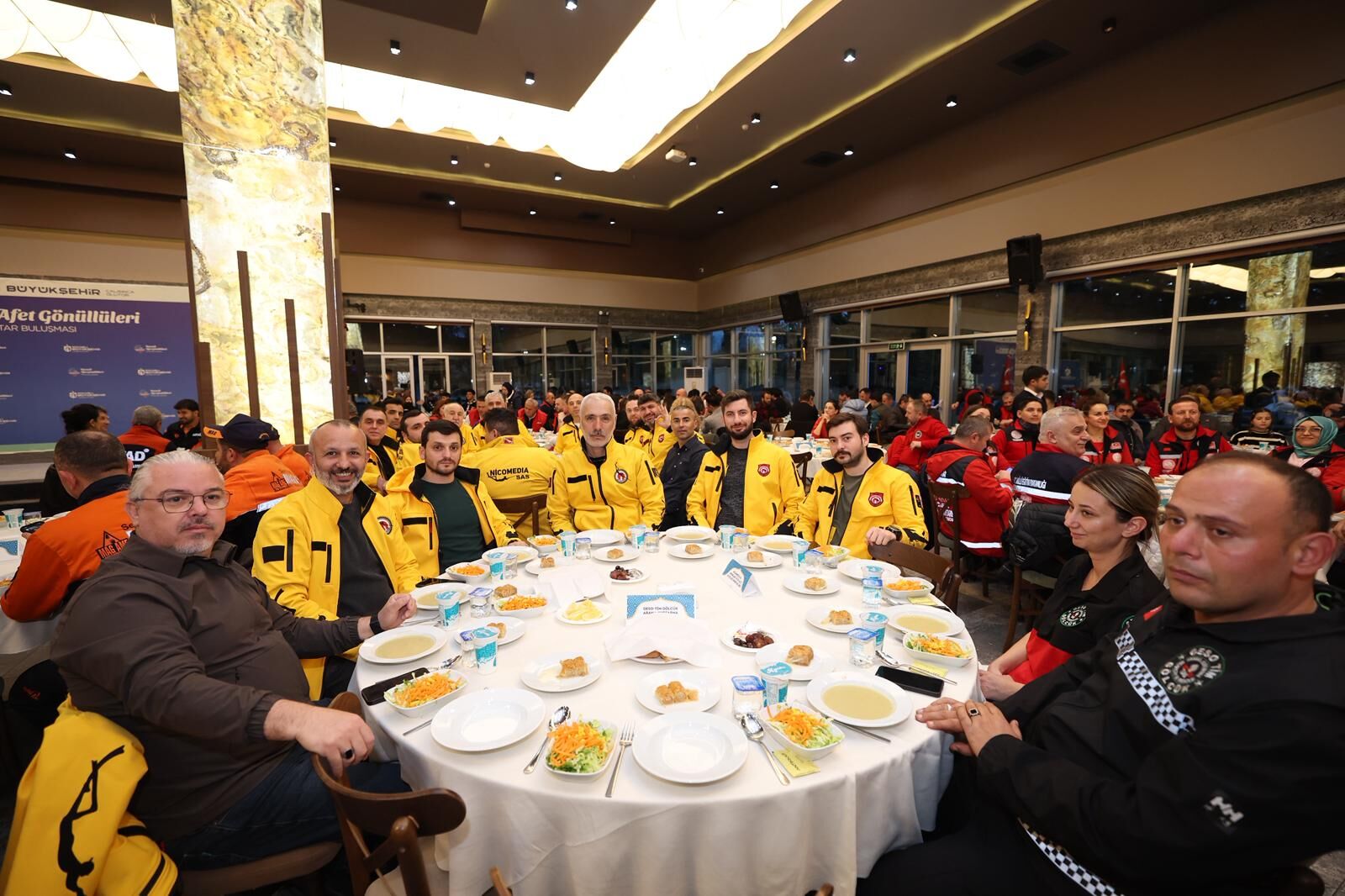 Başkan Büyükakın Afet Gönüllüleri Ile Iftar Yaptı (5)