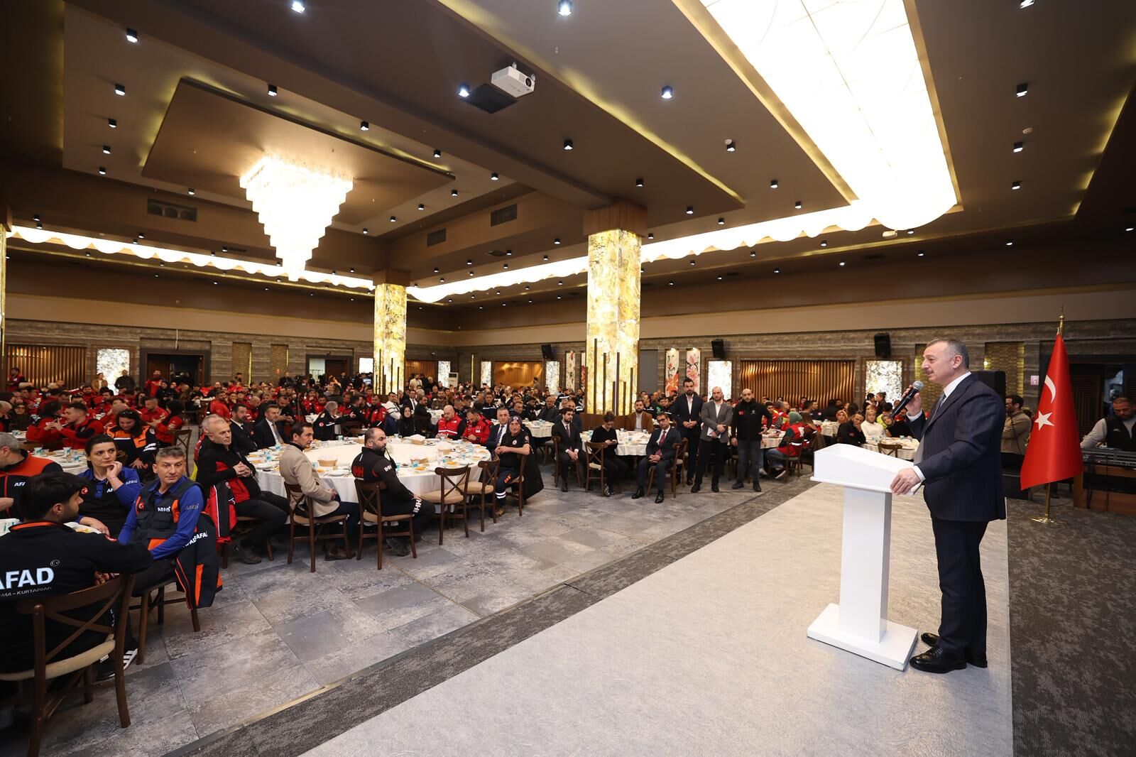 Başkan Büyükakın Afet Gönüllüleri Ile Iftar Yaptı (7)