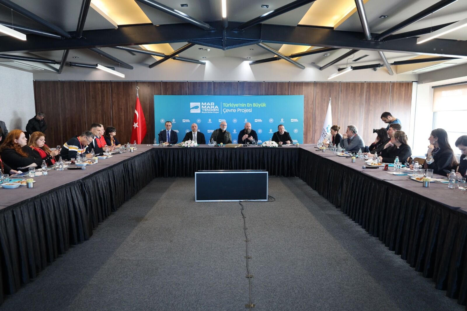 Başkan Büyükakın Uluslararası Gazetecilerle Bir Araya Geldi (6) (1)