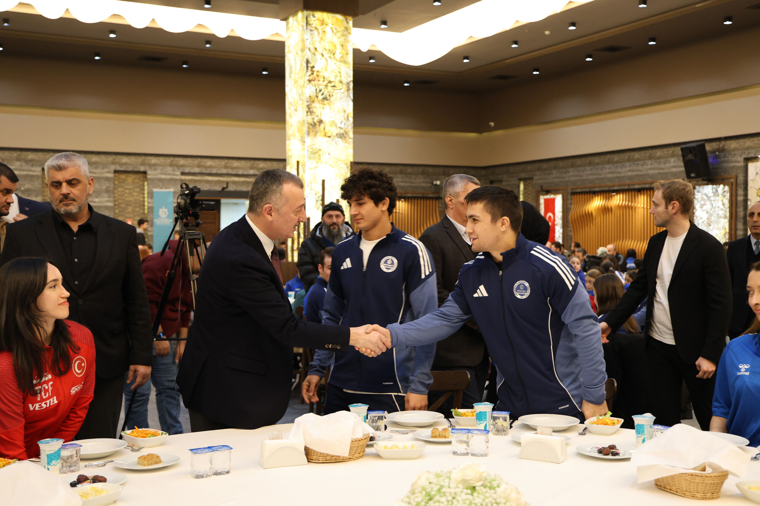 Büyükakın Başarılı Sporcularla Iftar Yaptı (2)