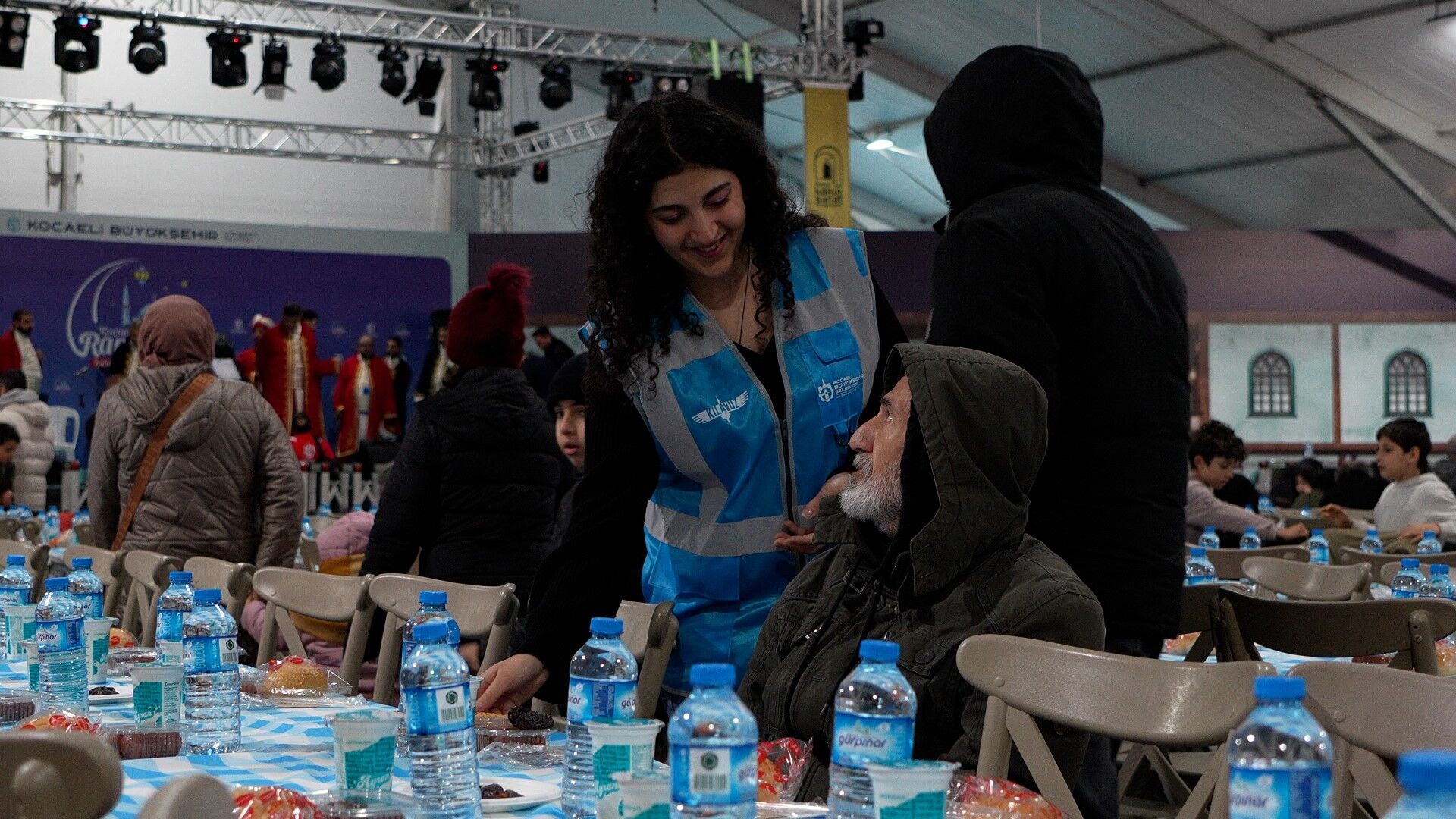 Hızır 41'De Ürettikleri Pideleri Çadırda Dağıttılar (1) (Büyük)