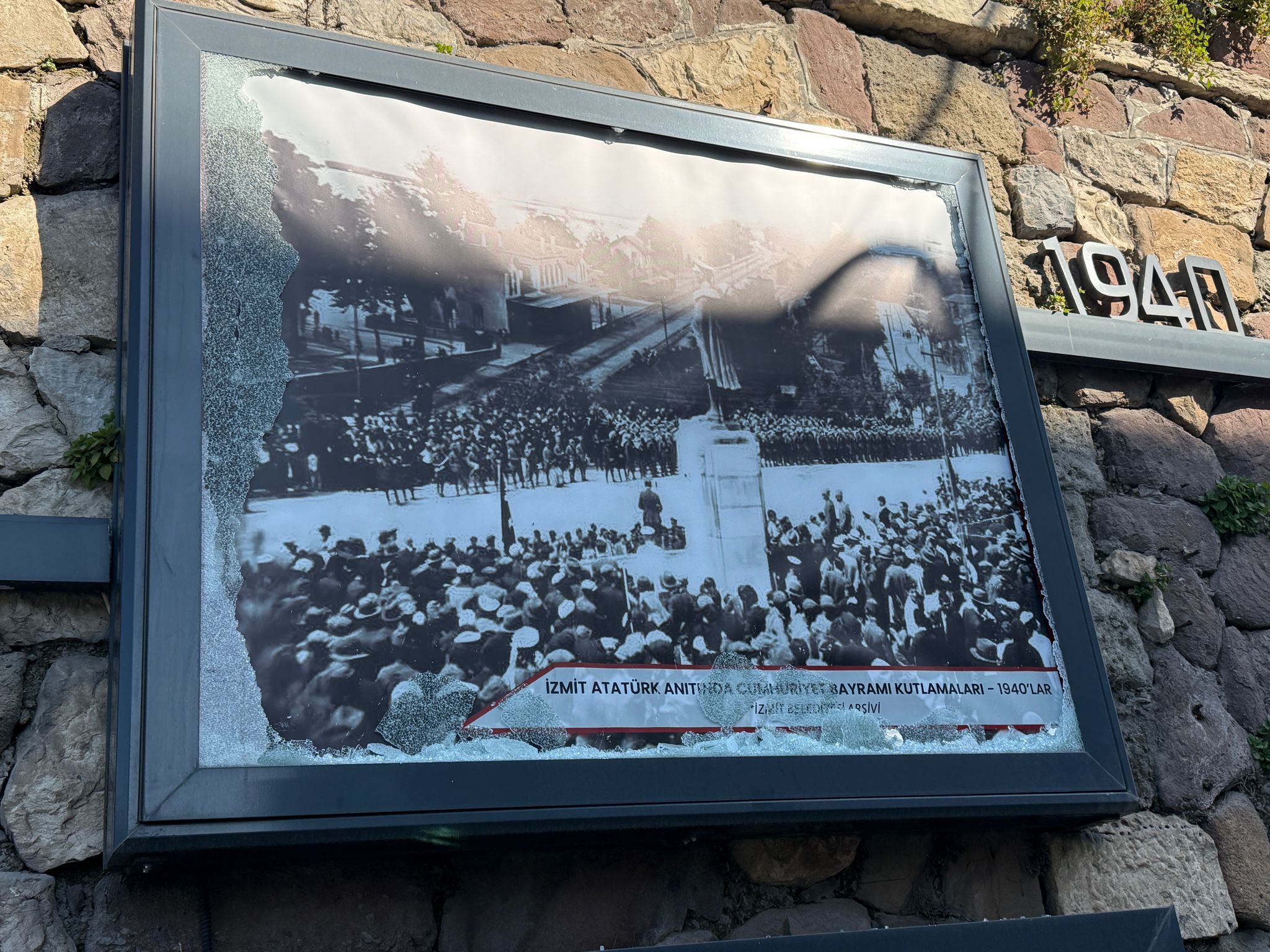 İzmit Belediyesi, Atatürk Rölyefine Zarar Verenler Için Harekete Geçti (1)