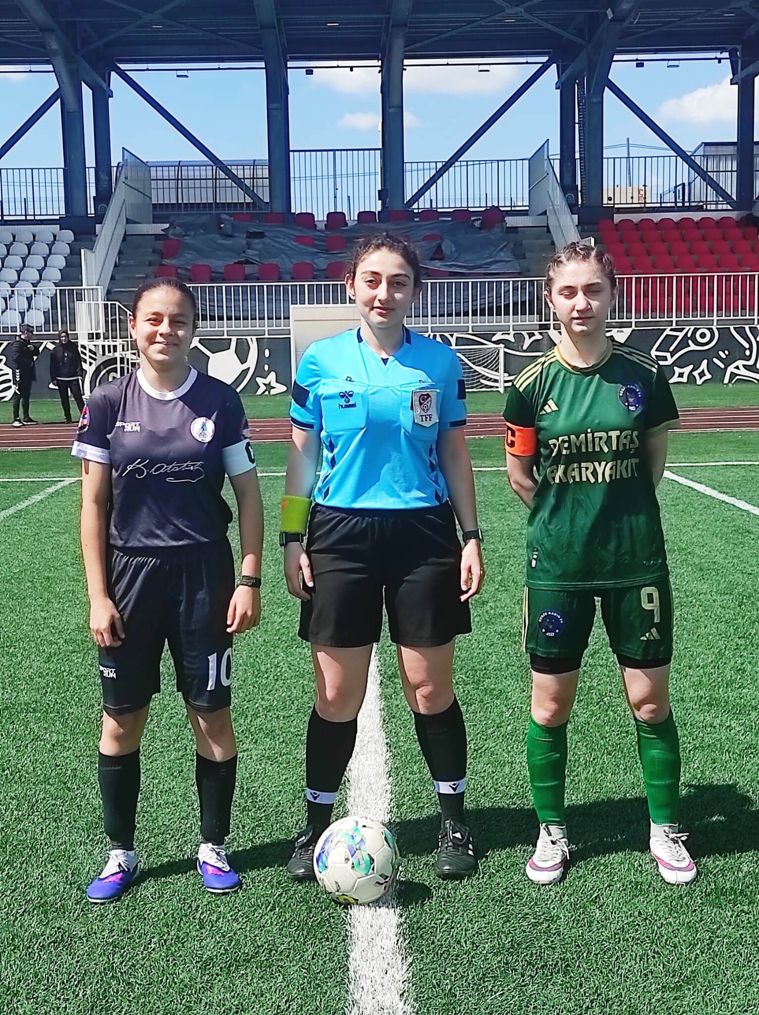 3 U15 Kiz Futbol Takimi Gebzeden 3 Puanla Döndü