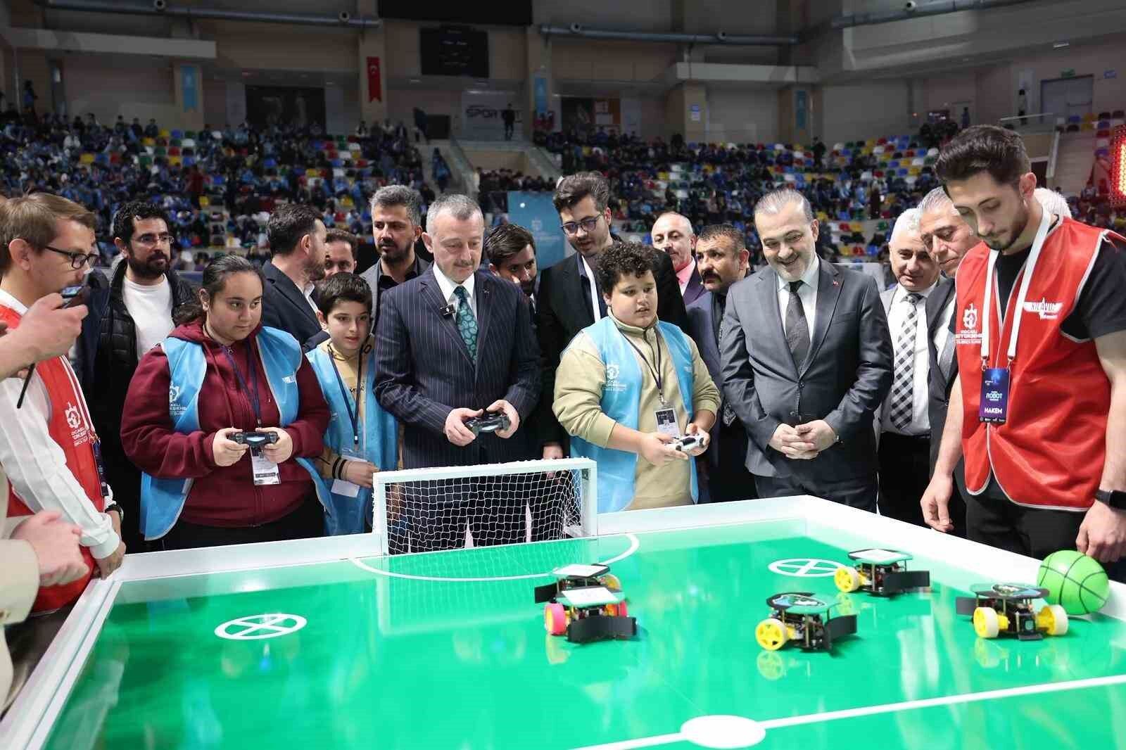 Başkan Büyükakın ve Kocaelisporlu futbolcular 'robot futbolu' oynadı