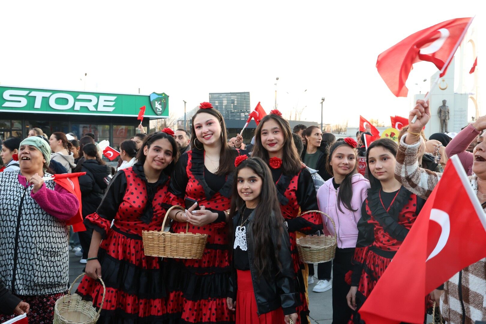 İlle De Roman Olsun Kent Meydanı'nı Salladı (2)