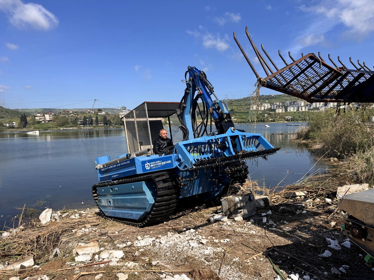 Kocaeli Büyükşehir Belediyesi, Gölkaypark’taki Göleti Temizledi (5)
