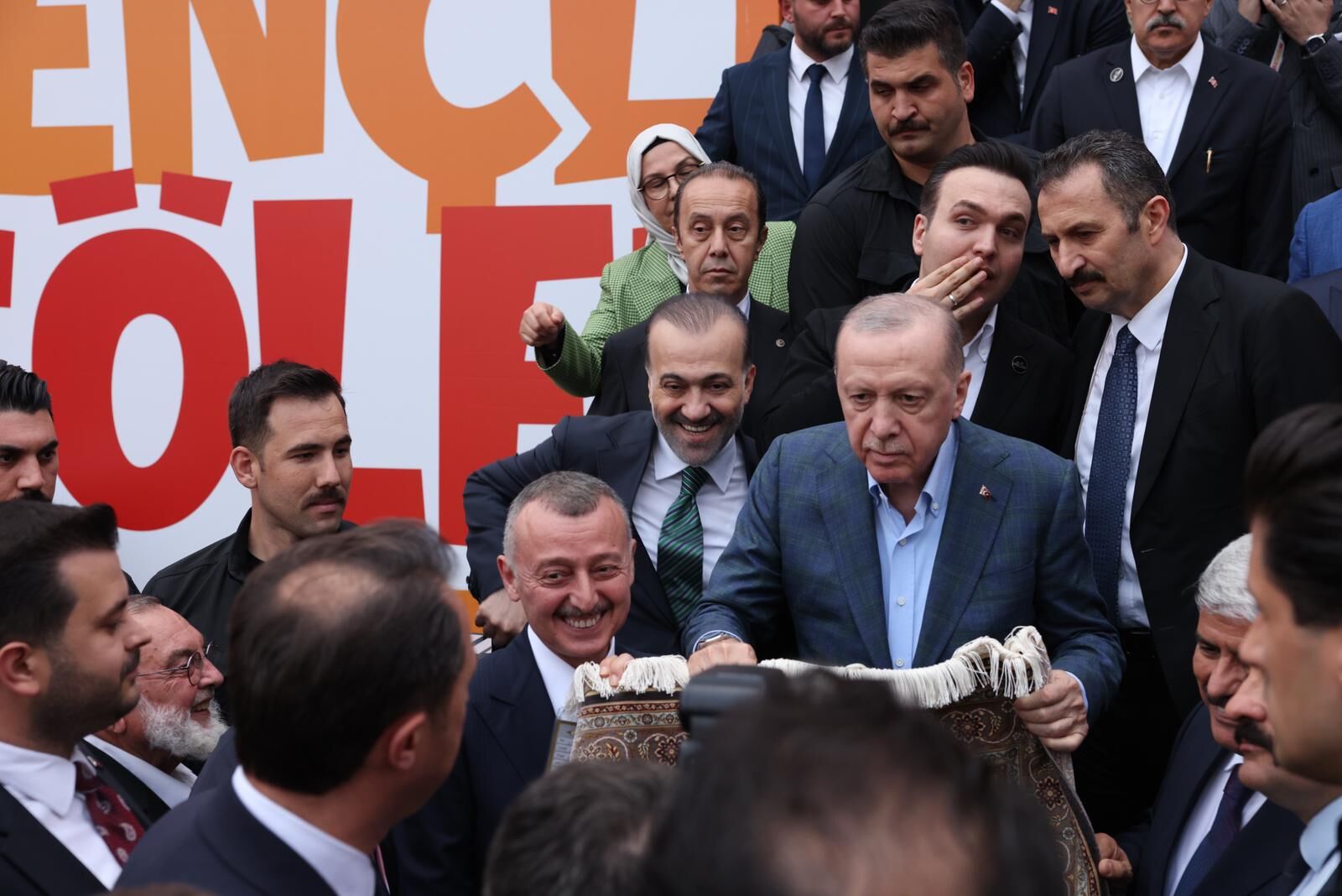Büyükakın, Müze Için Cumhurbaşkanı Erdoğan’a Forma Imzalattı (1)