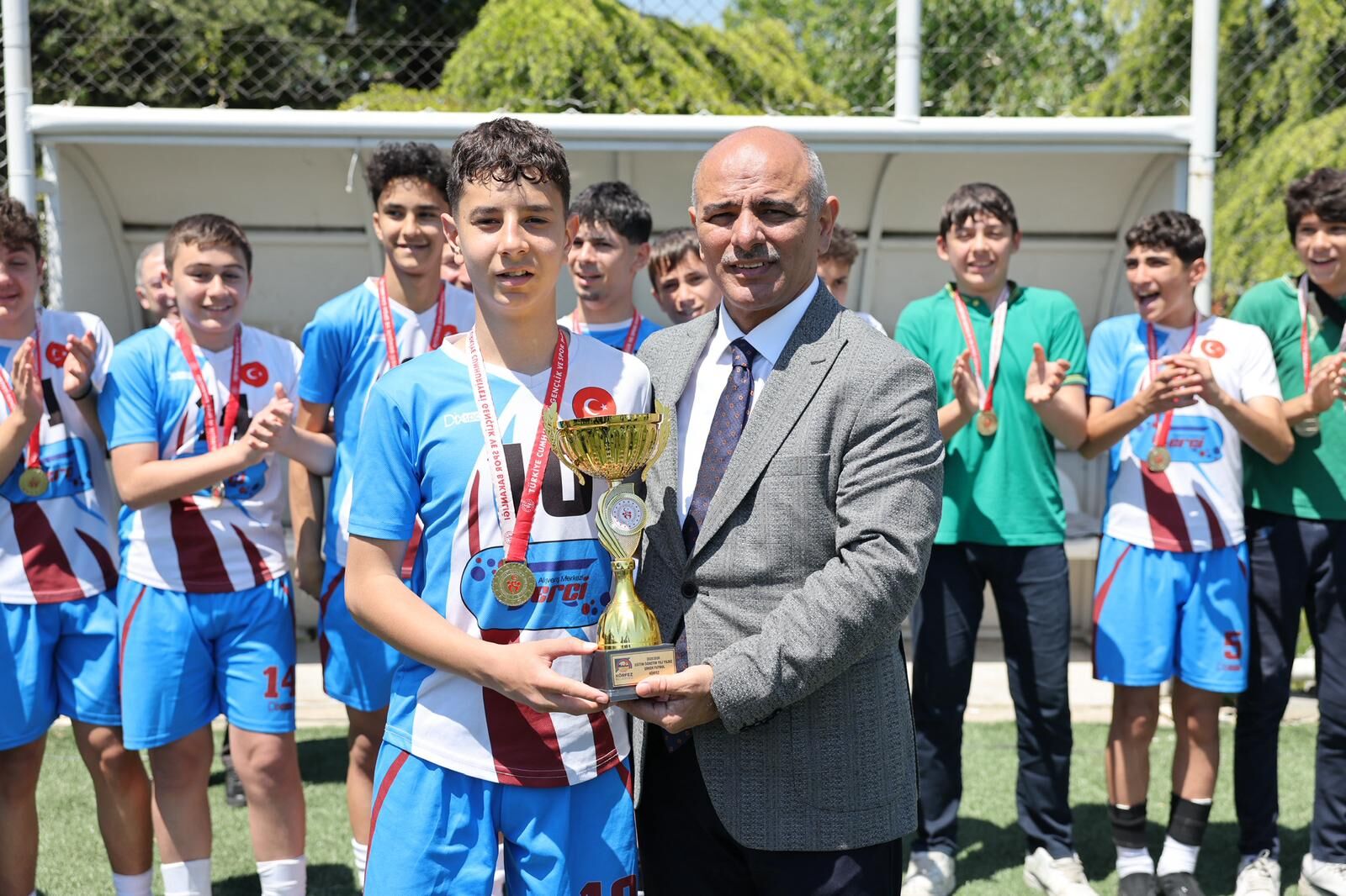 Körfez İlçe Ortaokullar Arasi 23 Ni̇san Futbol Turnuvasi Ödül Töreni̇ Yapildi 12