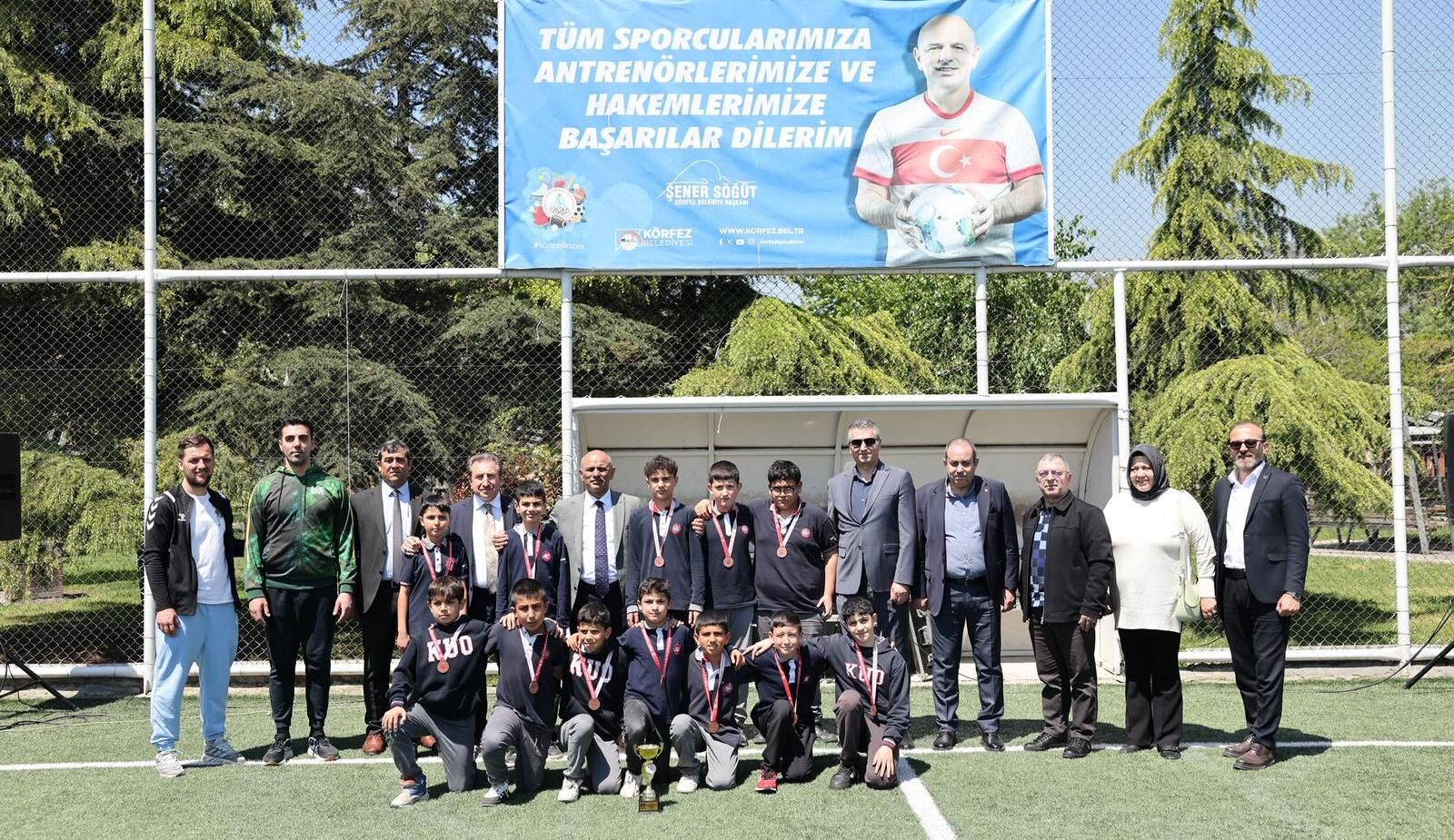 Körfez İlçe Ortaokullar Arasi 23 Ni̇san Futbol Turnuvasi Ödül Töreni̇ Yapildi 4