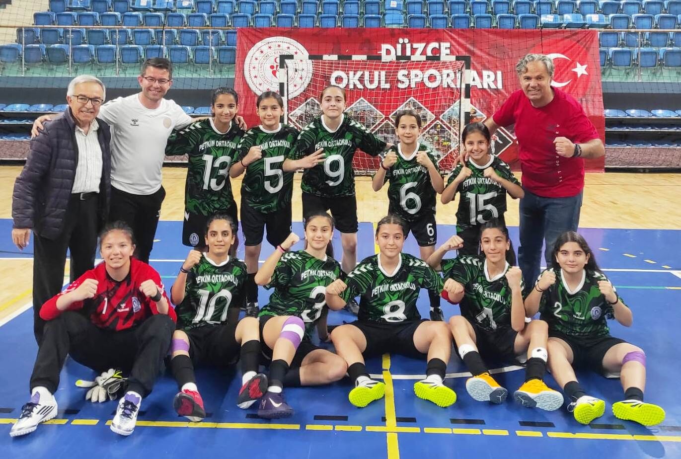 Körfezli̇ Kizlar Futsalda Fi̇nallere Kaldi 2