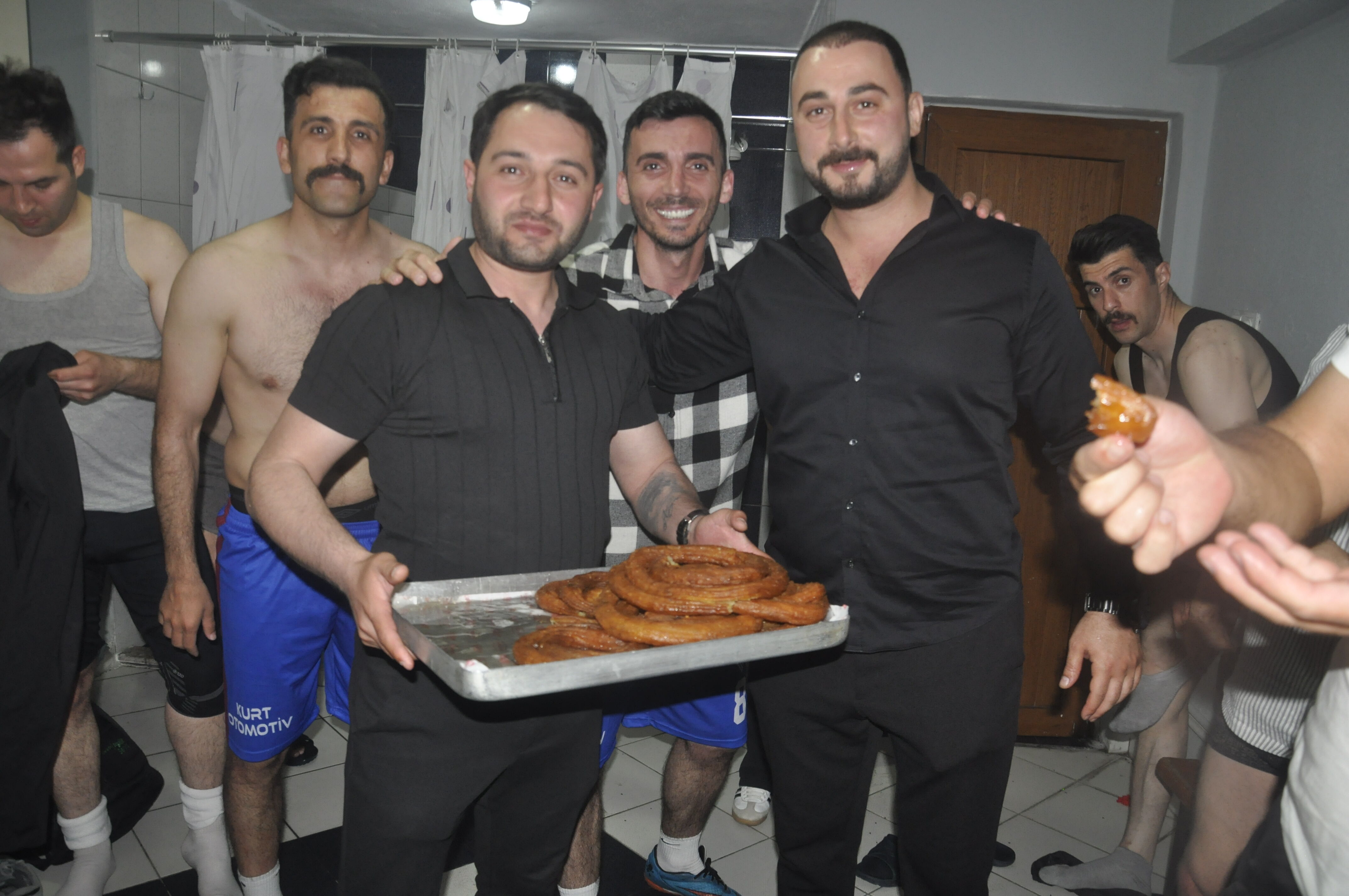 Vip Athleti̇c Club Yöneti̇ci̇si̇ Enes Kurt Maç Sonunda Raki̇bi̇ Maçla Otomoti̇v Yöneti̇ci̇si̇ Samet Maçkaya Tatli İkraminda Bulundu