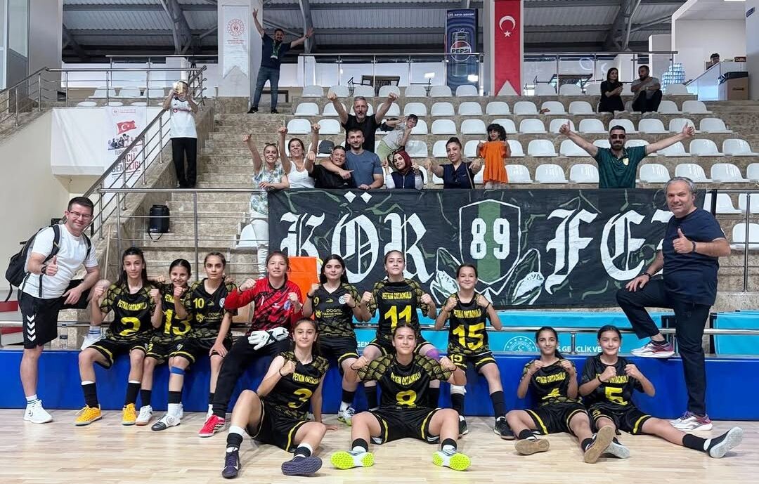 2 Körfez Petkim Ortaokulu Kız Futbolda Türkiye Şampiyonu Oldu