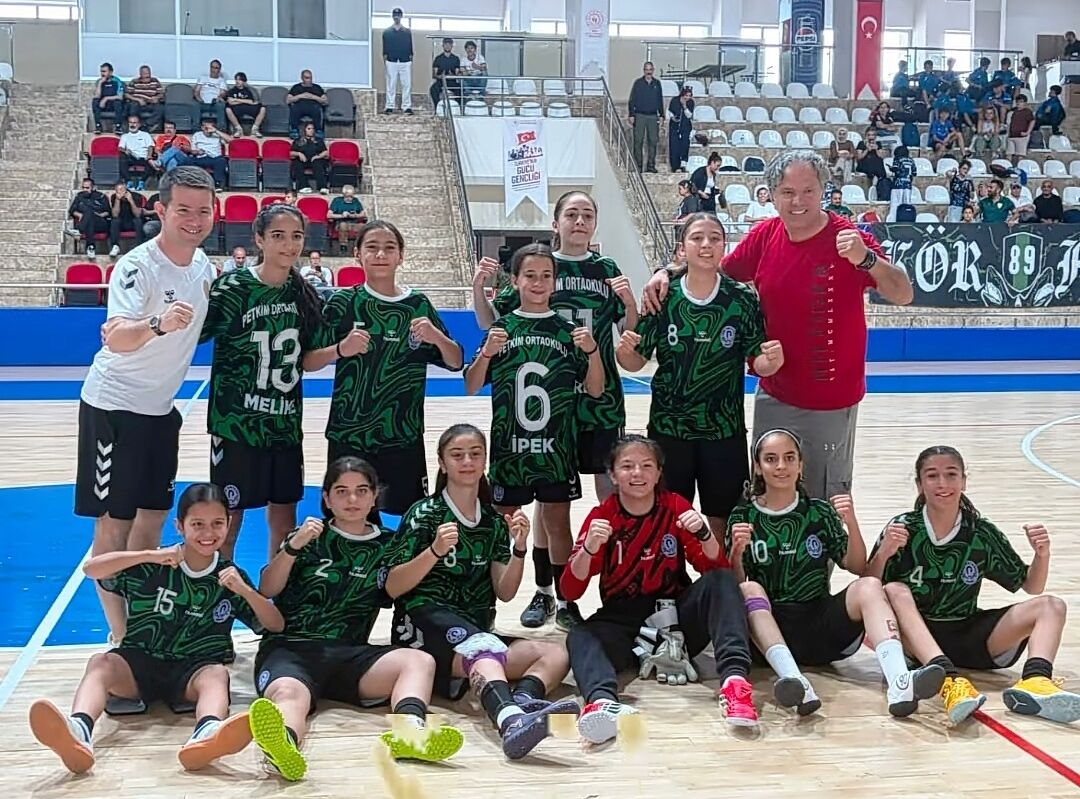 3 Körfez Petkim Ortaokulu Kız Futbolda Türkiye Şampiyonu Oldu