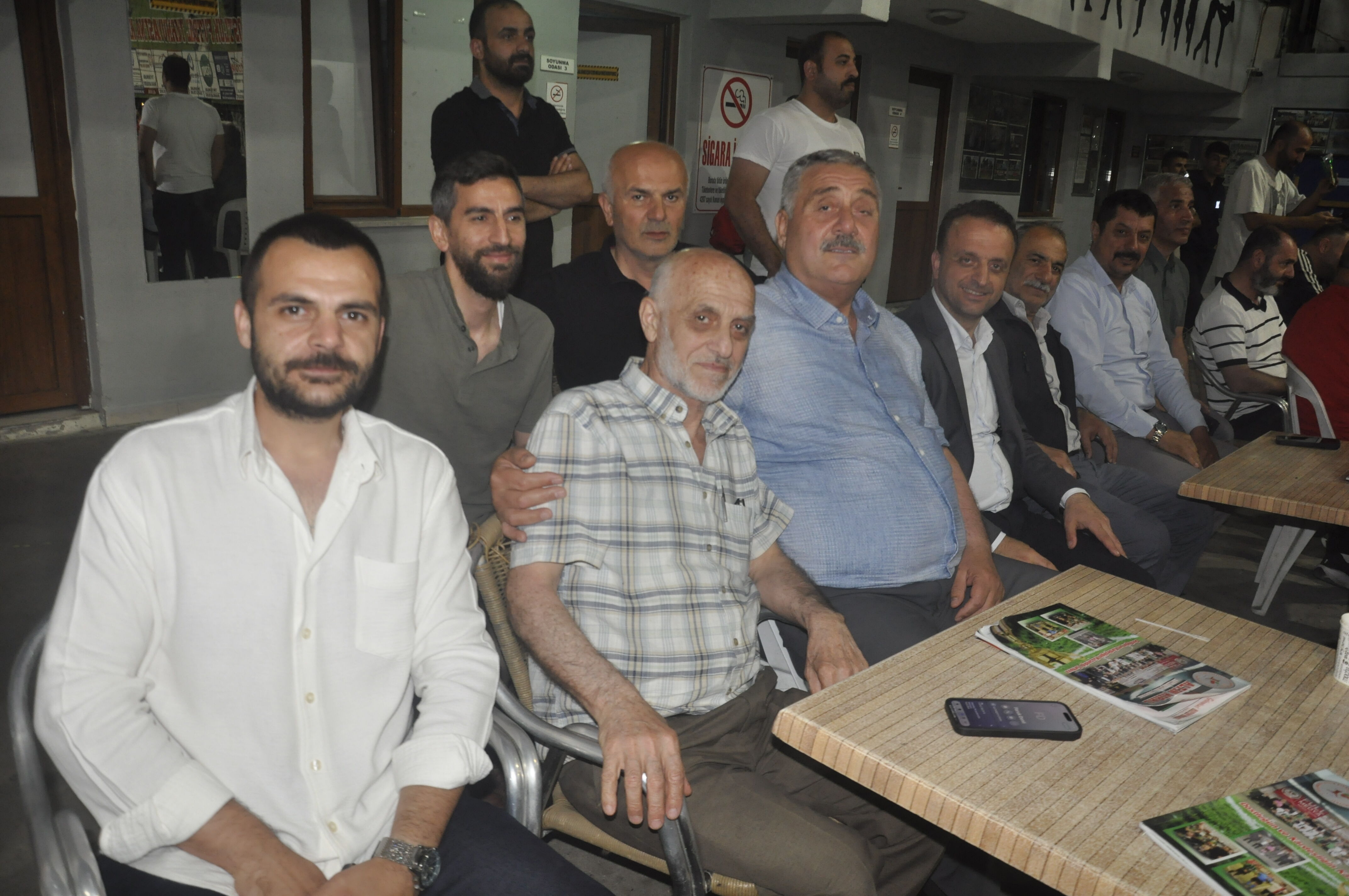 Ak Parti̇ Körfez İlçe Balkani Nuretti̇n Okudan Ve Kiörfez Kent Konseyi̇ Başkani Ahmet Önal Maçlari Yakindan Taki̇p Etti̇.