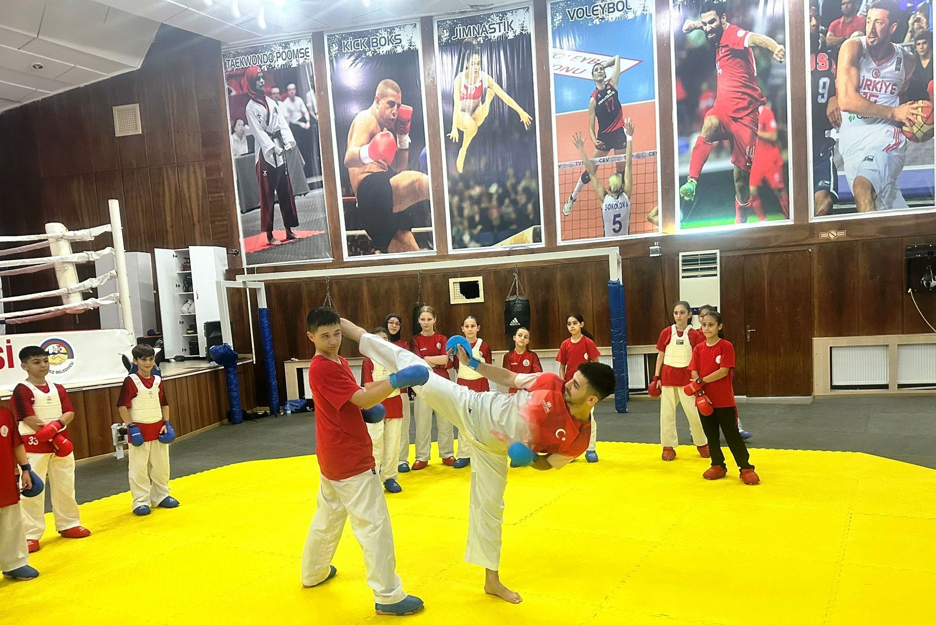 2 Dünya Şampi̇yonu Eray Şamdan'dan Körfez Gb Karate Takimina Semi̇ner