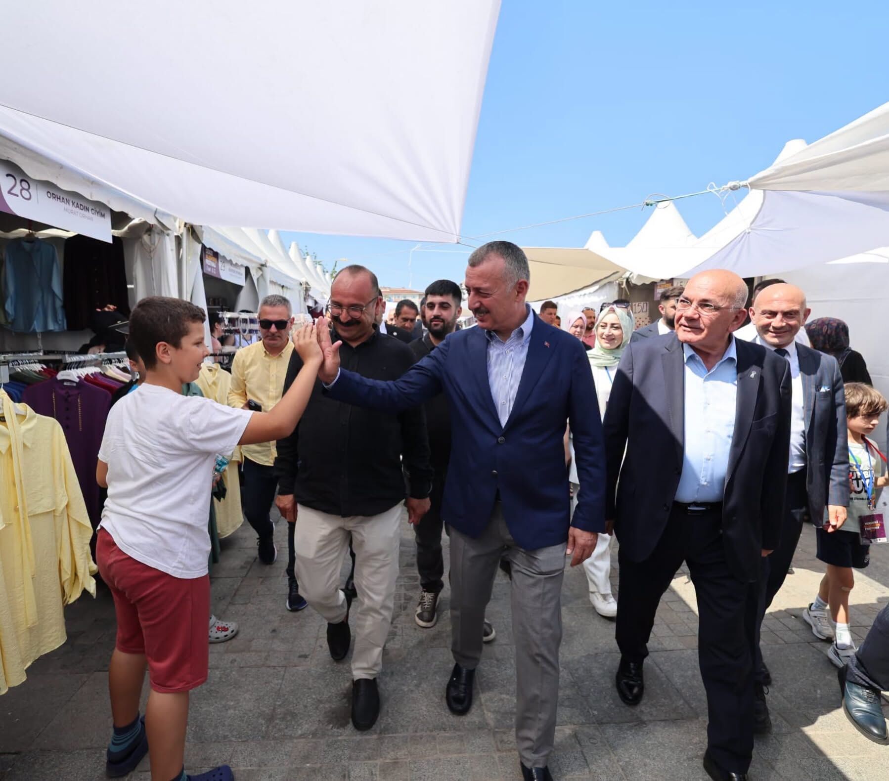 Büyükakın Kurdeleyi Kesti, Hayırlı Işler Diledi (6)