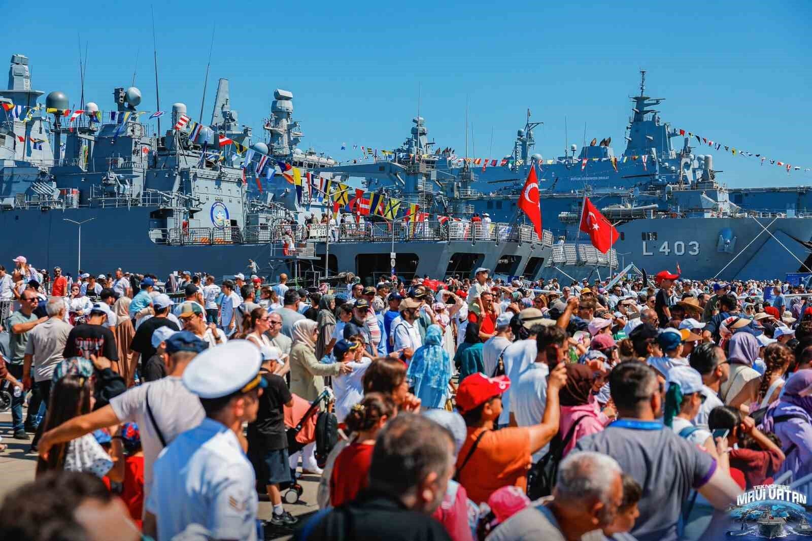 TEKNOFEST Mavi Vatan'da hava araçlarının gösterileri nefes kesti