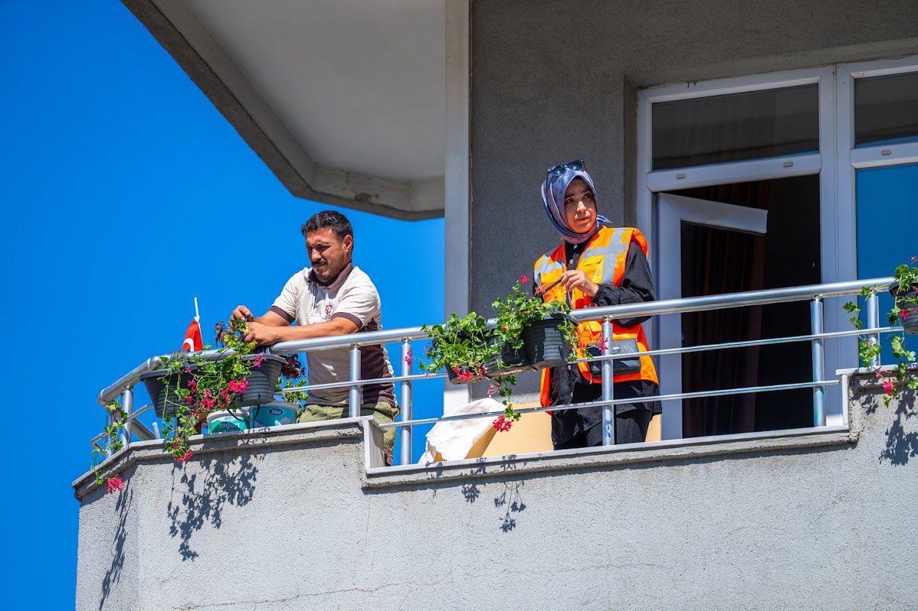 Balkonlar Çiçek Açıyor, Komşuluk Güzelleşiyor (13)