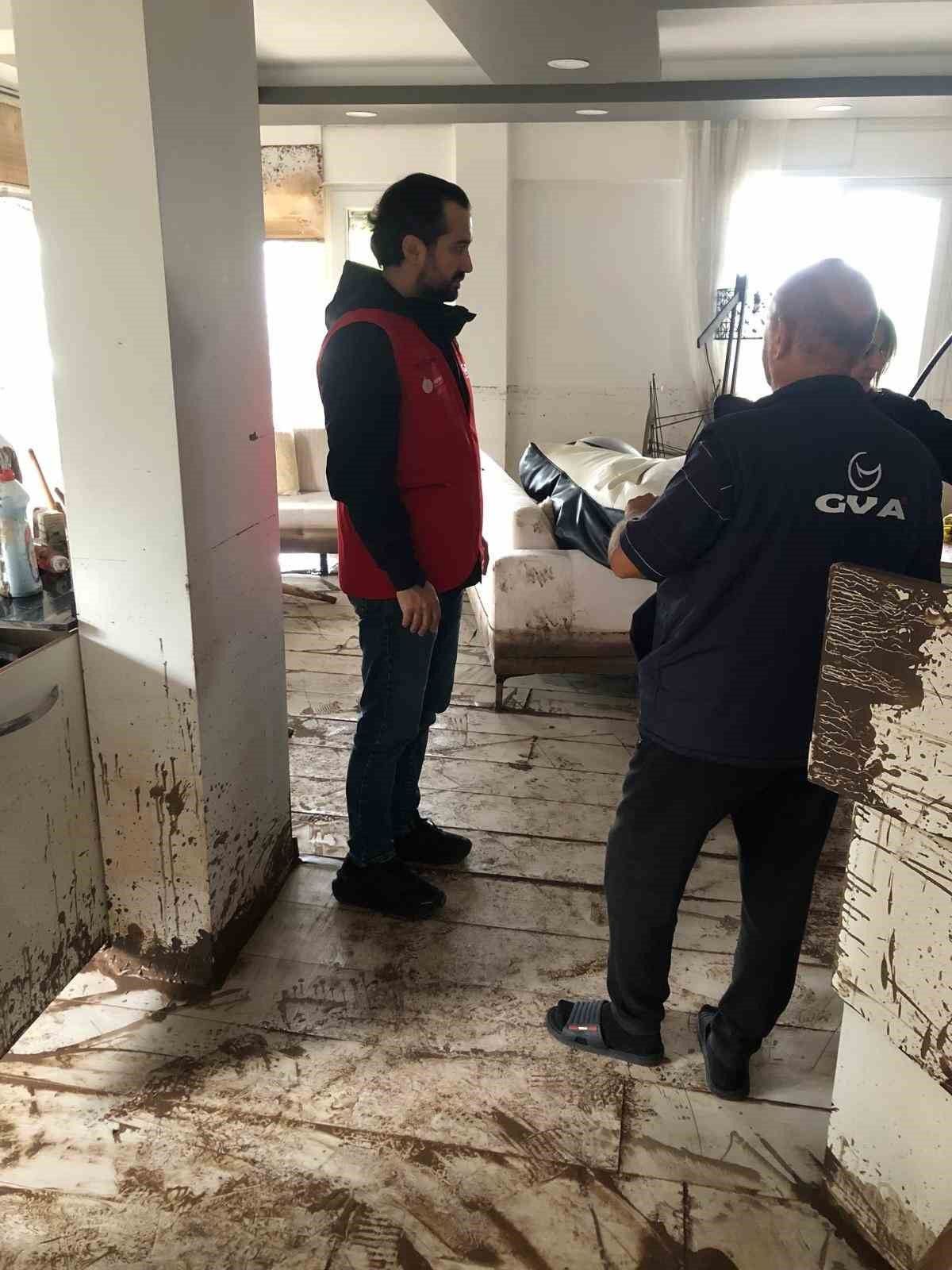 Başiskele'de selden etkilenen ailelere destek ziyareti